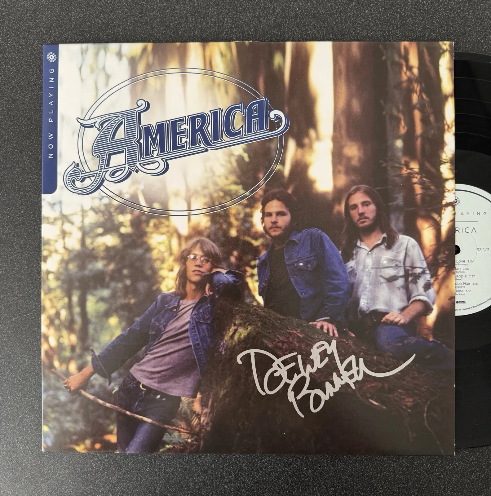 DEWEY BUNNELL SIGNED AMERICA ‘NOW PLAYING’ VINYL RECORD ALBUM LP JSA COA, изображение 2
