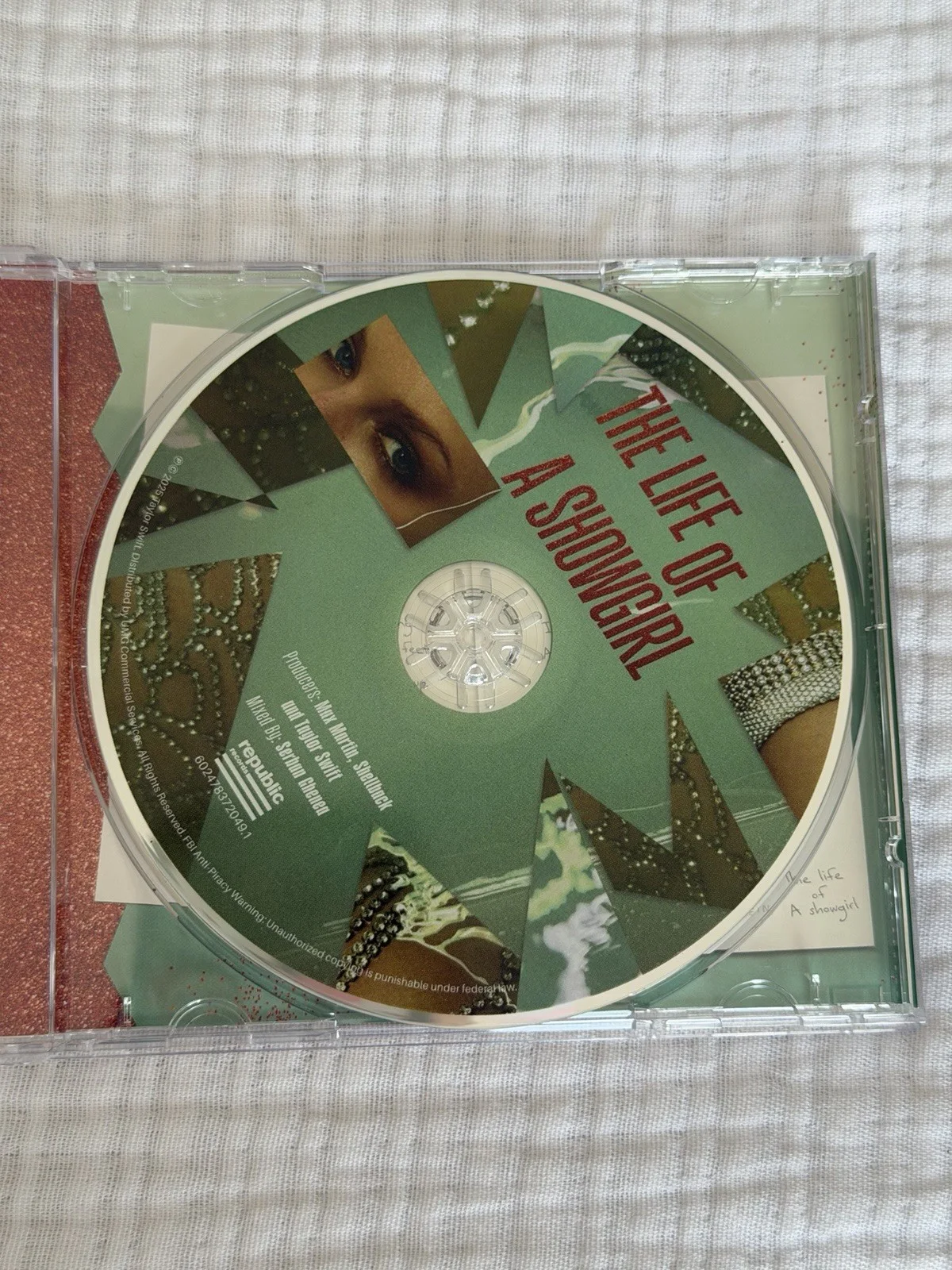 Taylor Swift Signed Heart CD The Life of a Showgirl, изображение 3