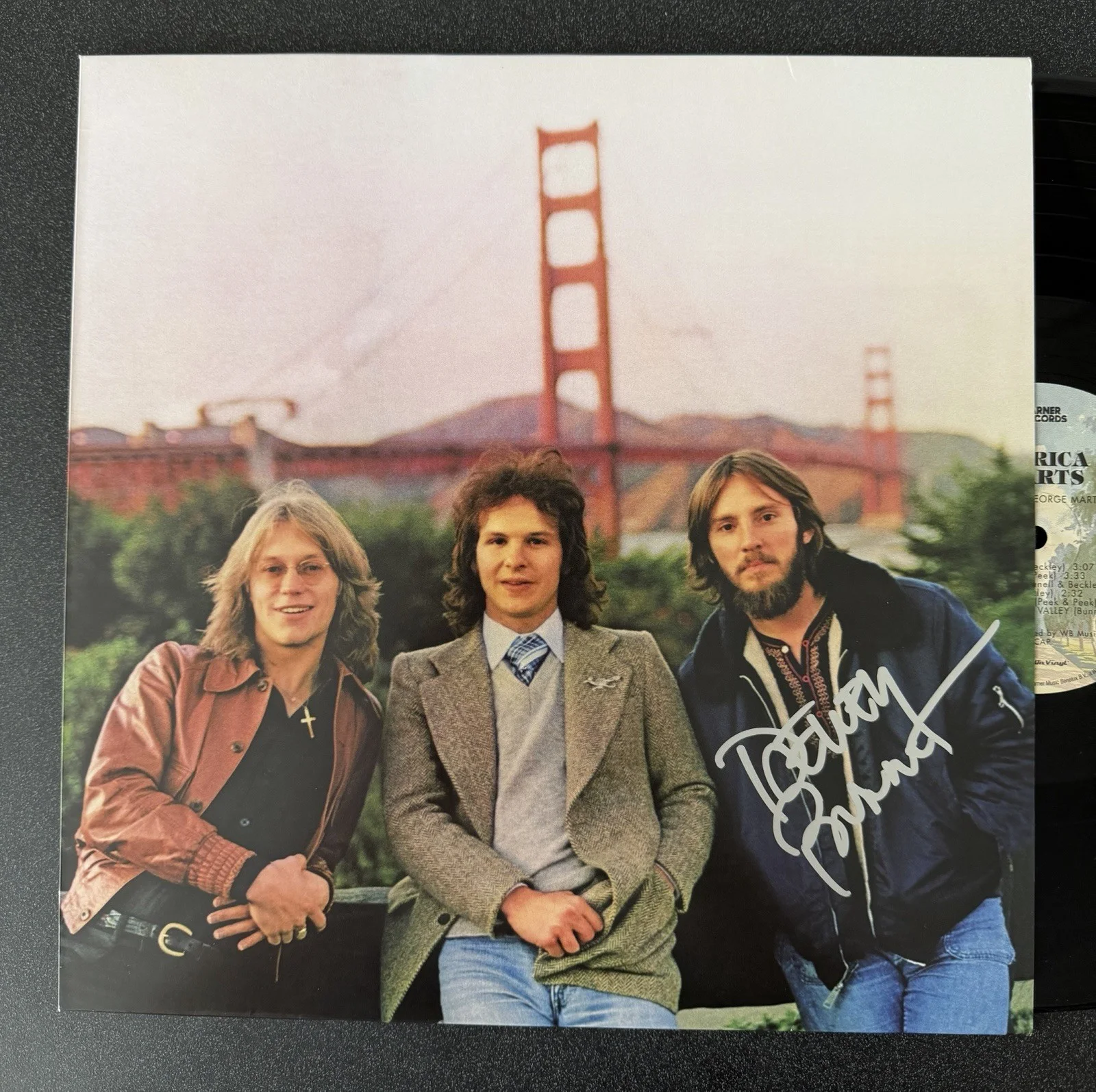 DEWEY BUNNELL SIGNED AMERICA ‘HEARTS’ VINYL RECORD ALBUM LP JSA COA, изображение 2