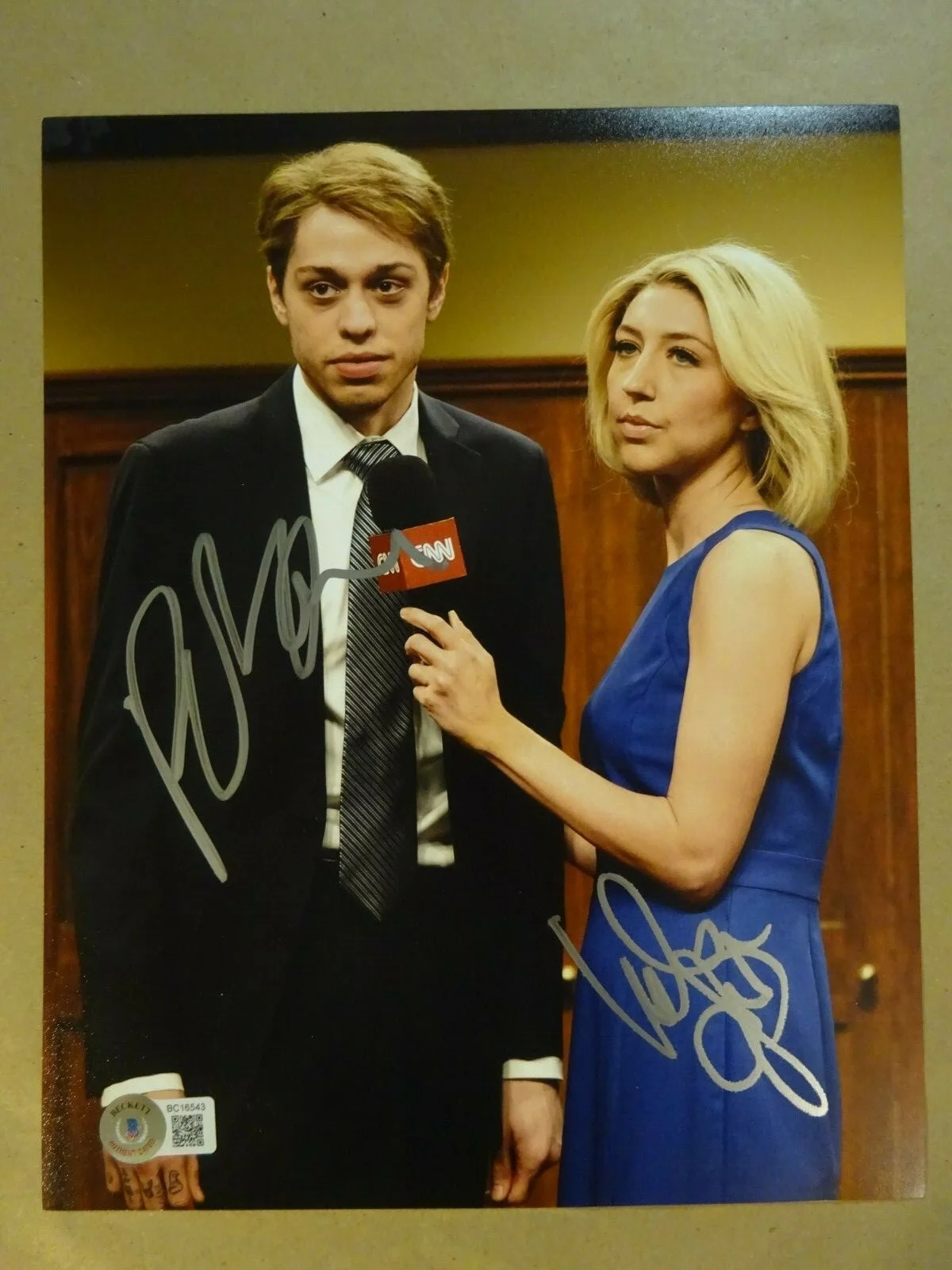 Pete Davidson, Heidi Gardner — Autographed PETE DAVIDSON & HEIDI GARDNER Signed 8x10 Photo SNL BECKETT BAS COA, image 2