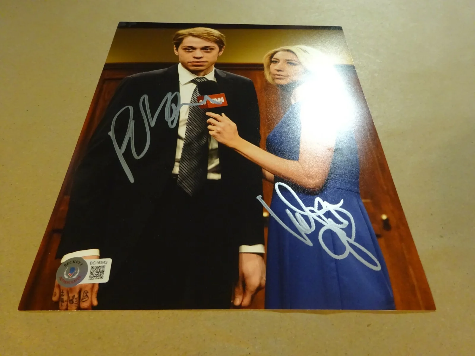 Pete Davidson, Heidi Gardner — Autographed PETE DAVIDSON & HEIDI GARDNER Signed 8x10 Photo SNL BECKETT BAS COA, image 3