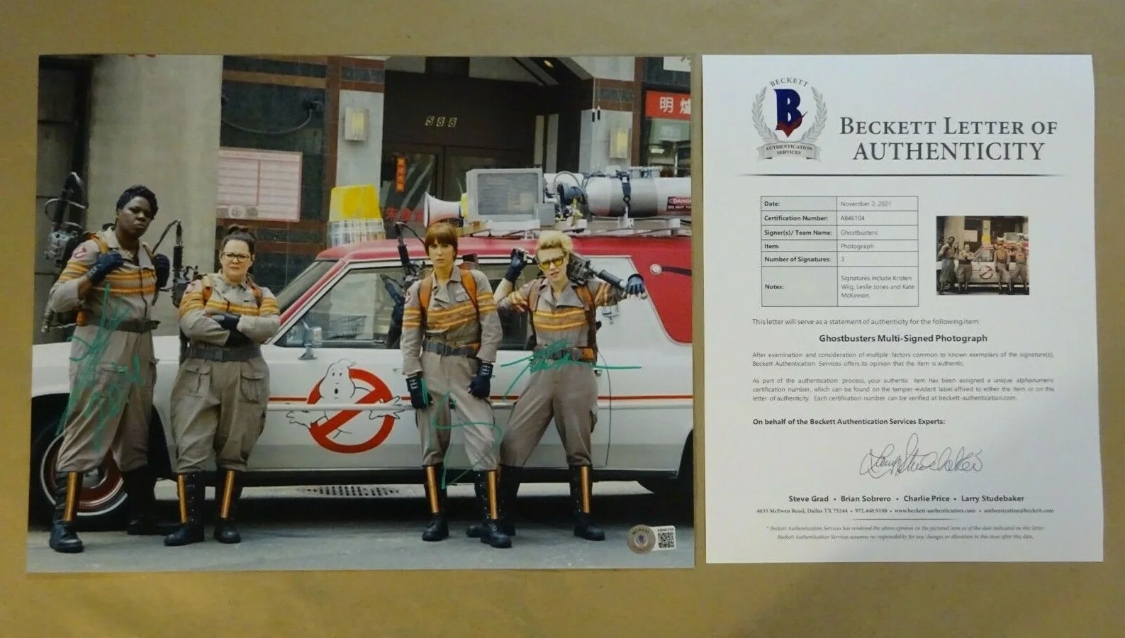 Kristen Wiig, Kate McKinnon, Leslie Jones — Signed K WIIG, K MCKINNON, L JONES 11X14 2016 GHOSTBUSTERS Photo BECKETT COA BAS