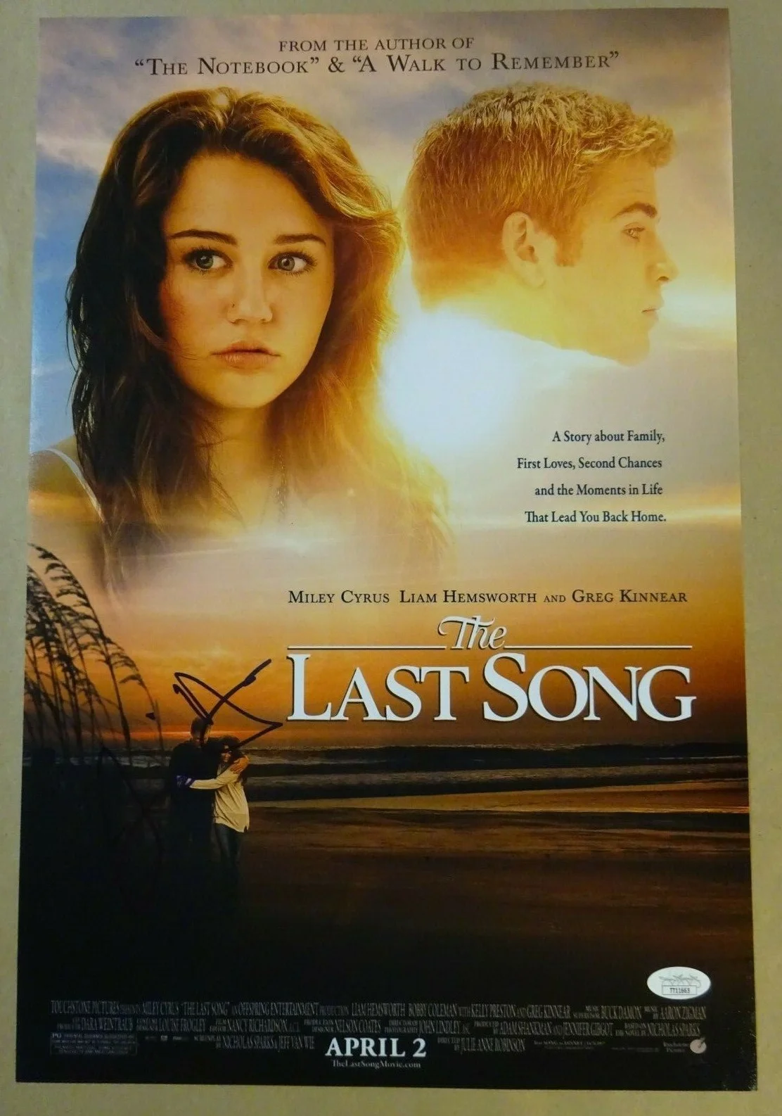 Liam Hemsworth — Signed LIAM HEMSWORTH Autographed THE LAST SONG 12"x18" Photo JSA COA, изображение 2