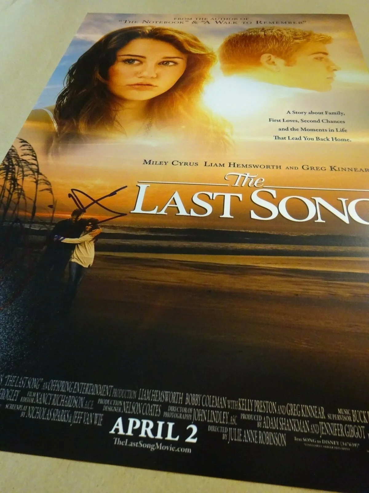Liam Hemsworth — Signed LIAM HEMSWORTH Autographed THE LAST SONG 12"x18" Photo JSA COA, изображение 3