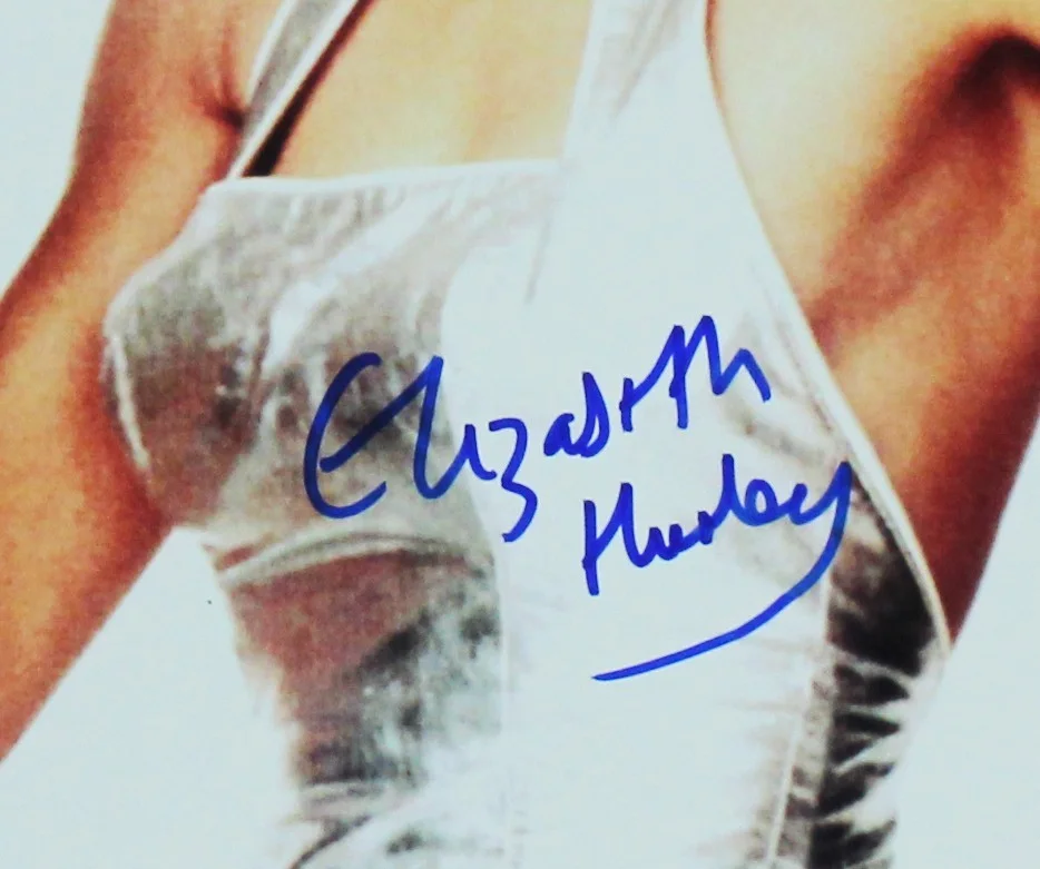Elizabeth Hurley Signed Austin Powers Unframed 11x14 Holding Gun Photo, изображение 2
