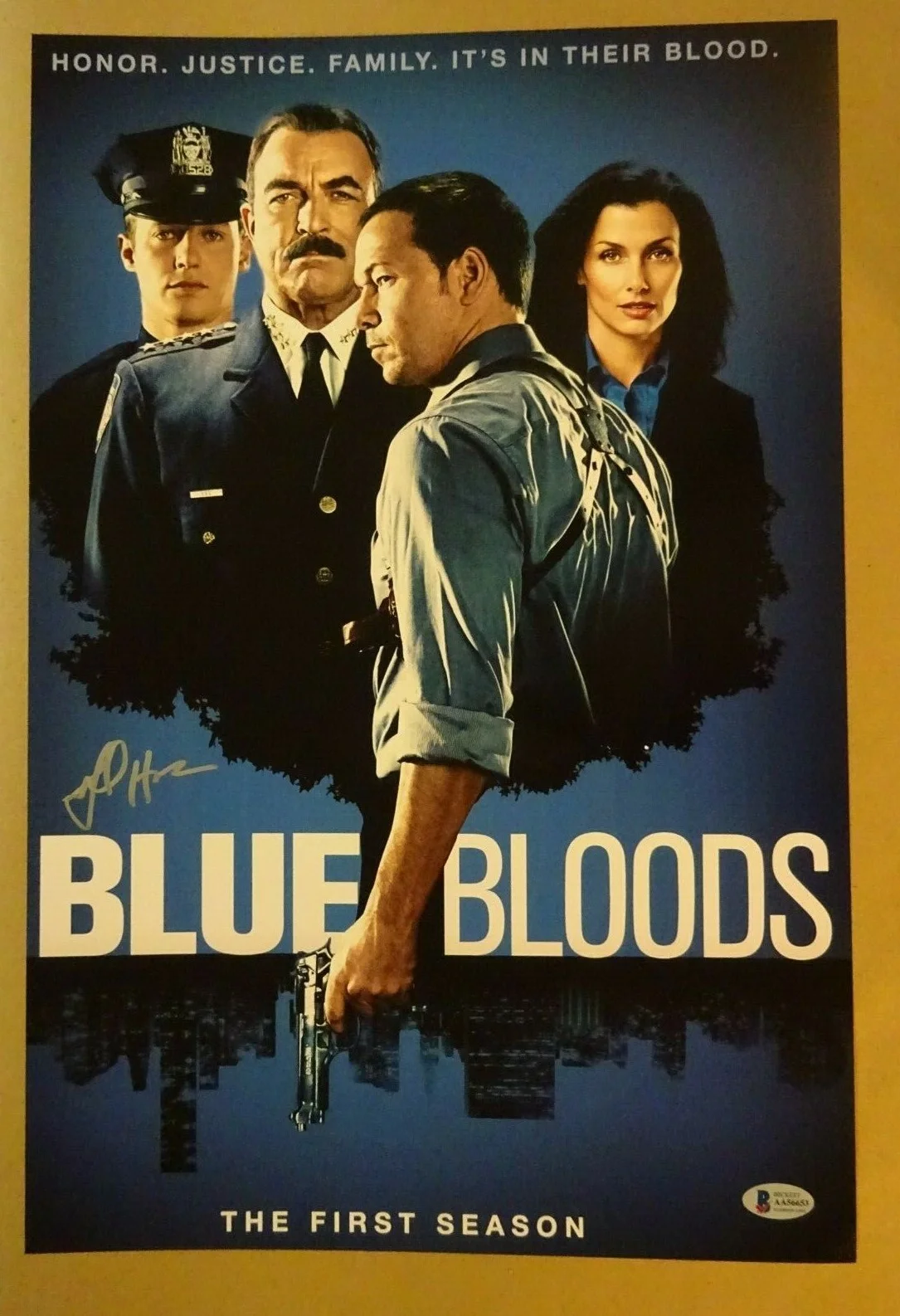 Abigail Hawk — Signed ABIGAIL HAWK Autographed BLUE BLOODS 12"x18" Photo BECKETT BAS COA, изображение 2