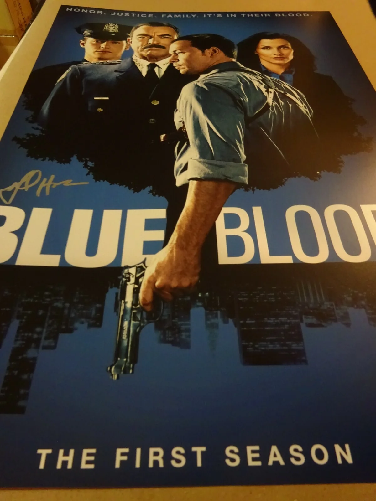 Abigail Hawk — Signed ABIGAIL HAWK Autographed BLUE BLOODS 12"x18" Photo BECKETT BAS COA, изображение 3