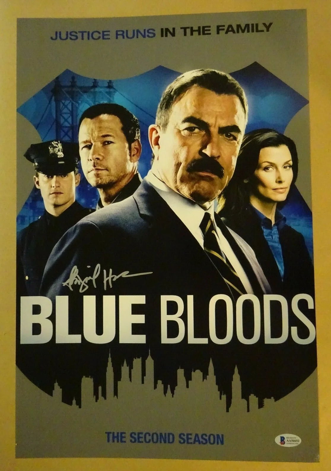 Abigail Hawk — Signed ABIGAIL HAWK Autographed BLUE BLOODS 12"x18" Photo BECKETT BAS COA, изображение 2