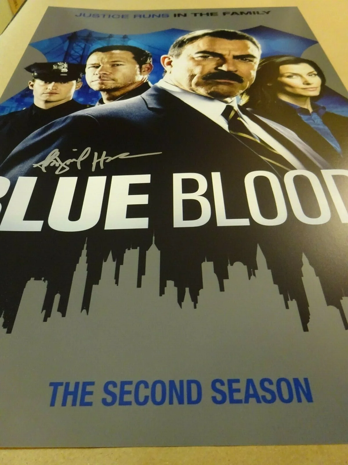 Abigail Hawk — Signed ABIGAIL HAWK Autographed BLUE BLOODS 12"x18" Photo BECKETT BAS COA, изображение 3