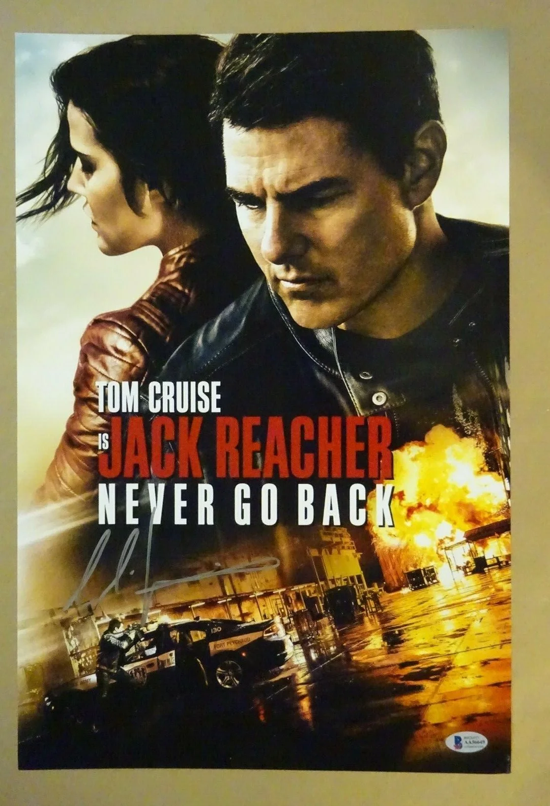 Cobie Smulders — Signed COBIE SMULDERS Autographed JACK REACHER 12"x18" Photo BECKETT BAS COA, изображение 2