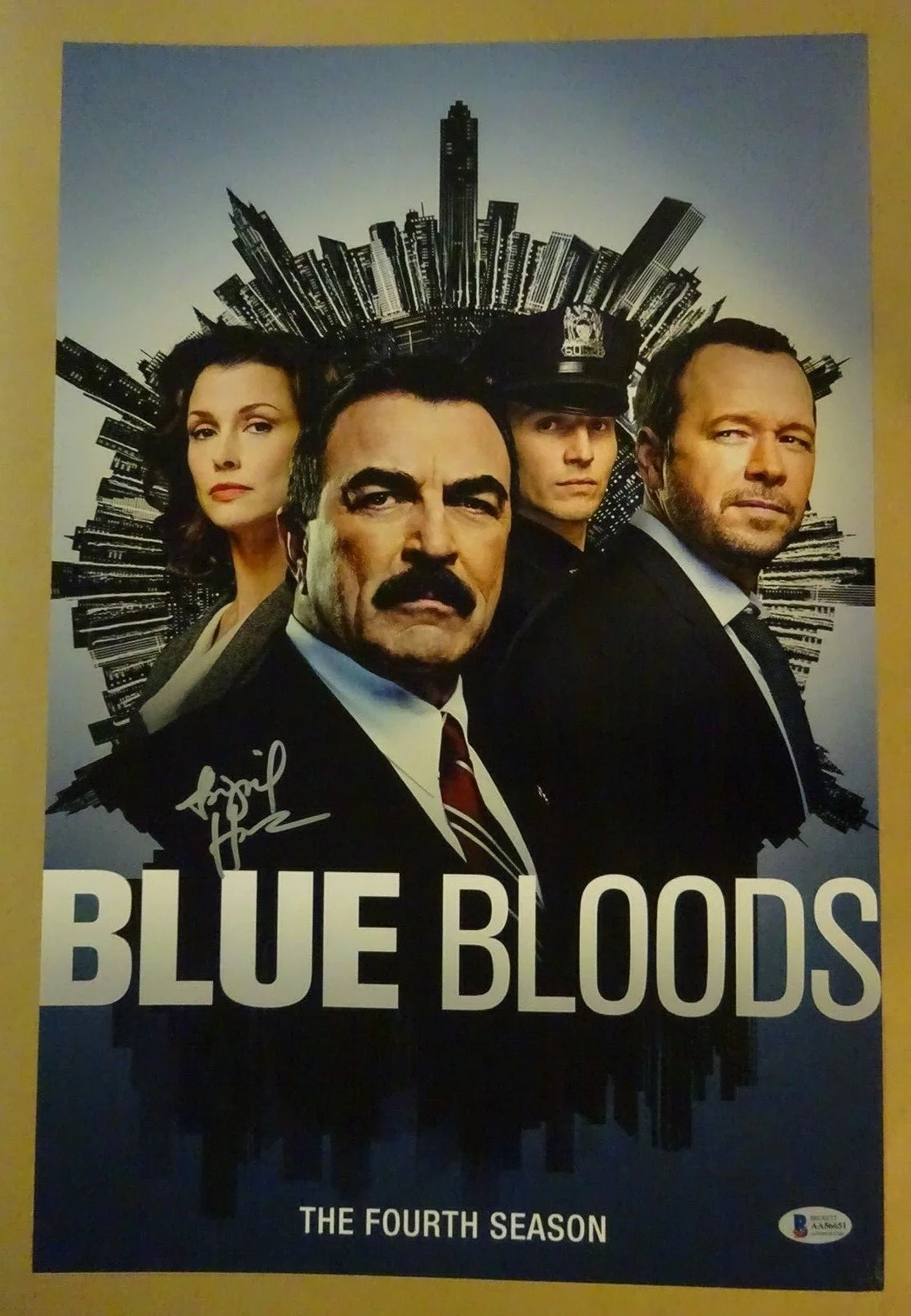 Abigail Hawk — Signed ABIGAIL HAWK Autographed BLUE BLOODS 12"x18" Photo BECKETT BAS COA, изображение 2