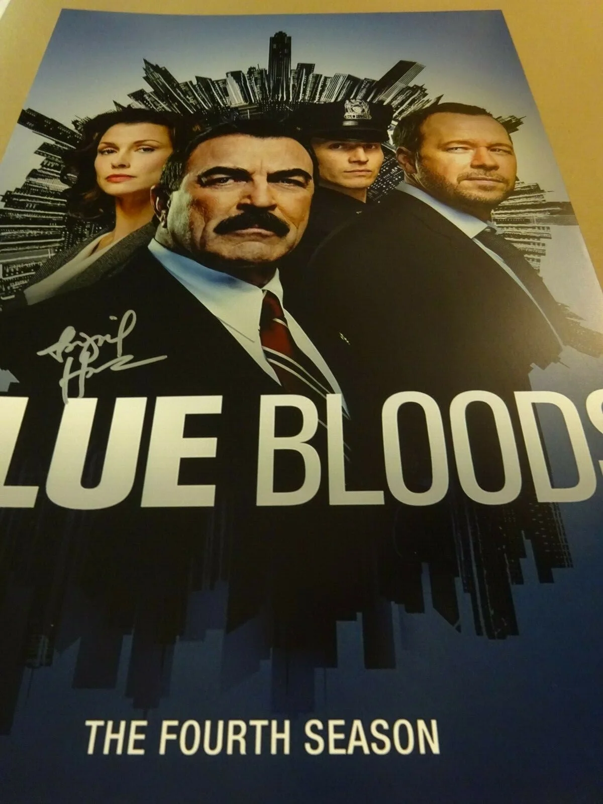 Abigail Hawk — Signed ABIGAIL HAWK Autographed BLUE BLOODS 12"x18" Photo BECKETT BAS COA, изображение 3