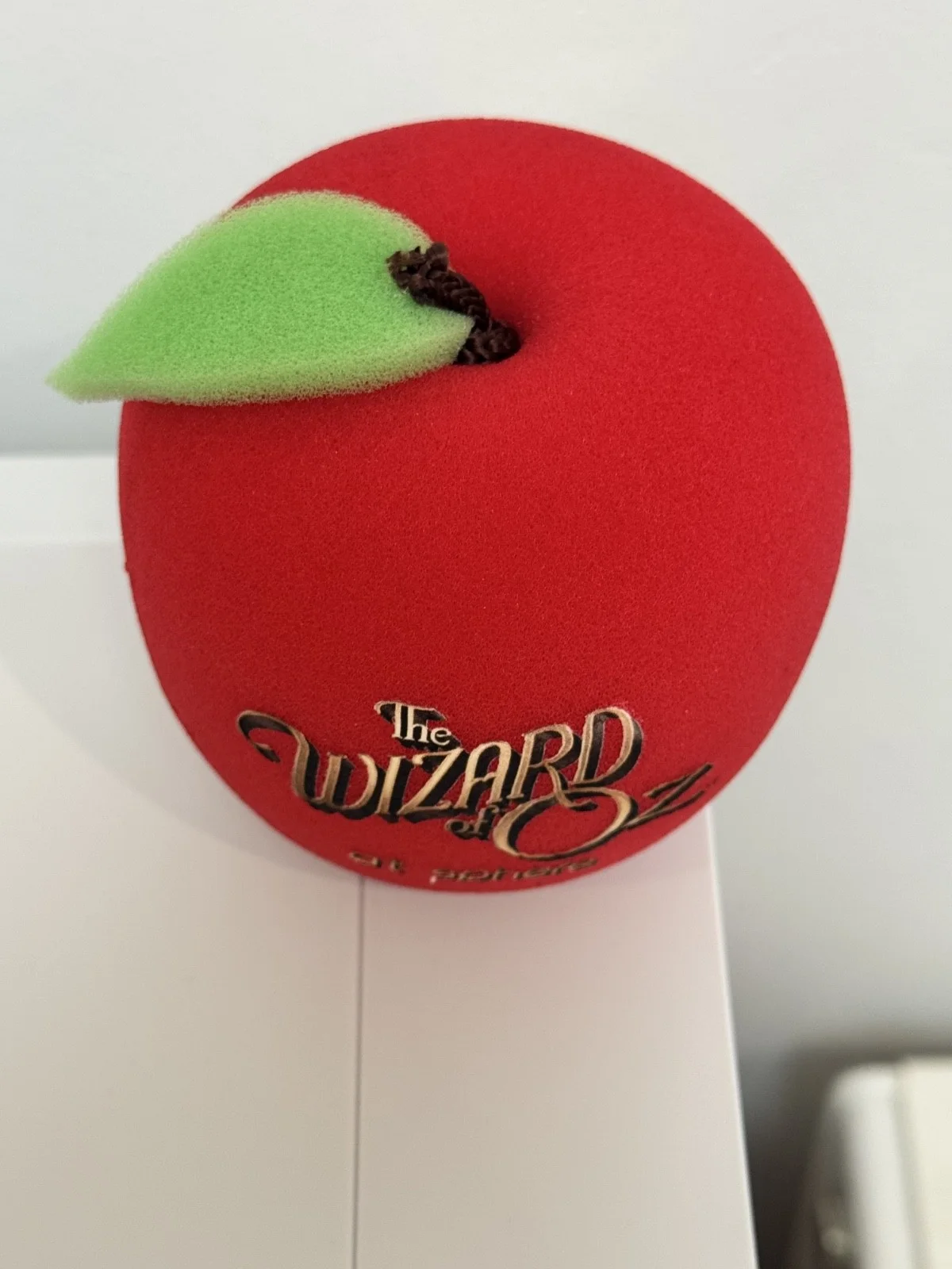 The Wizard of Oz Experience Falling Apple Movie Prop Sphere Las Vegas Souvenir, изображение 4