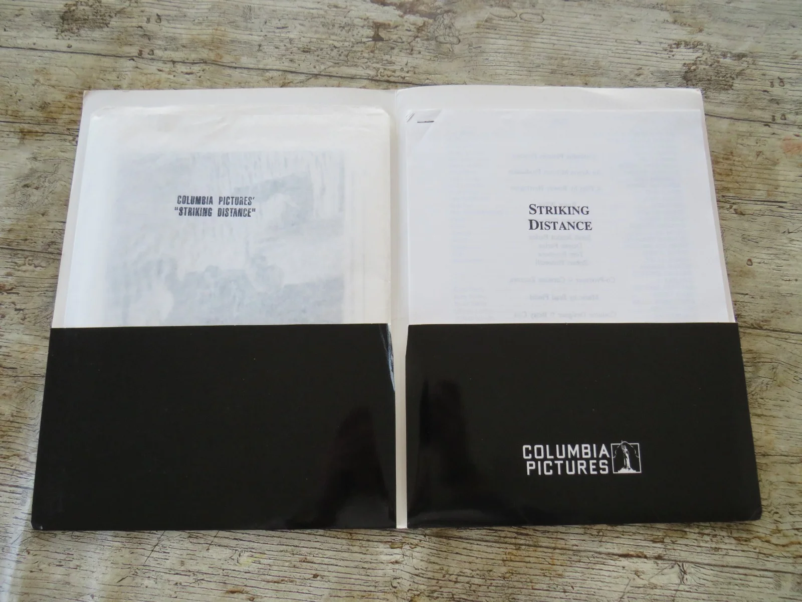 STRIKING DISTANCE ORIGINAL 1993 CINEMA FILM PRESS KIT Bruce Willis 9 PHOTOS, изображение 2