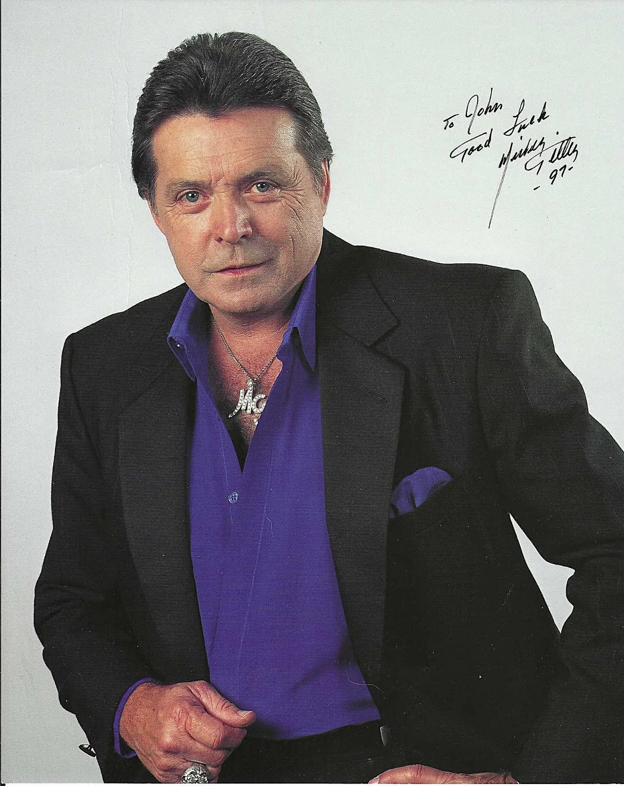 MICKEY GILLEY — MICKEY GILLEY HAND SIGNED PHOTO 8X10 COUNTRY SINGER ACTOR