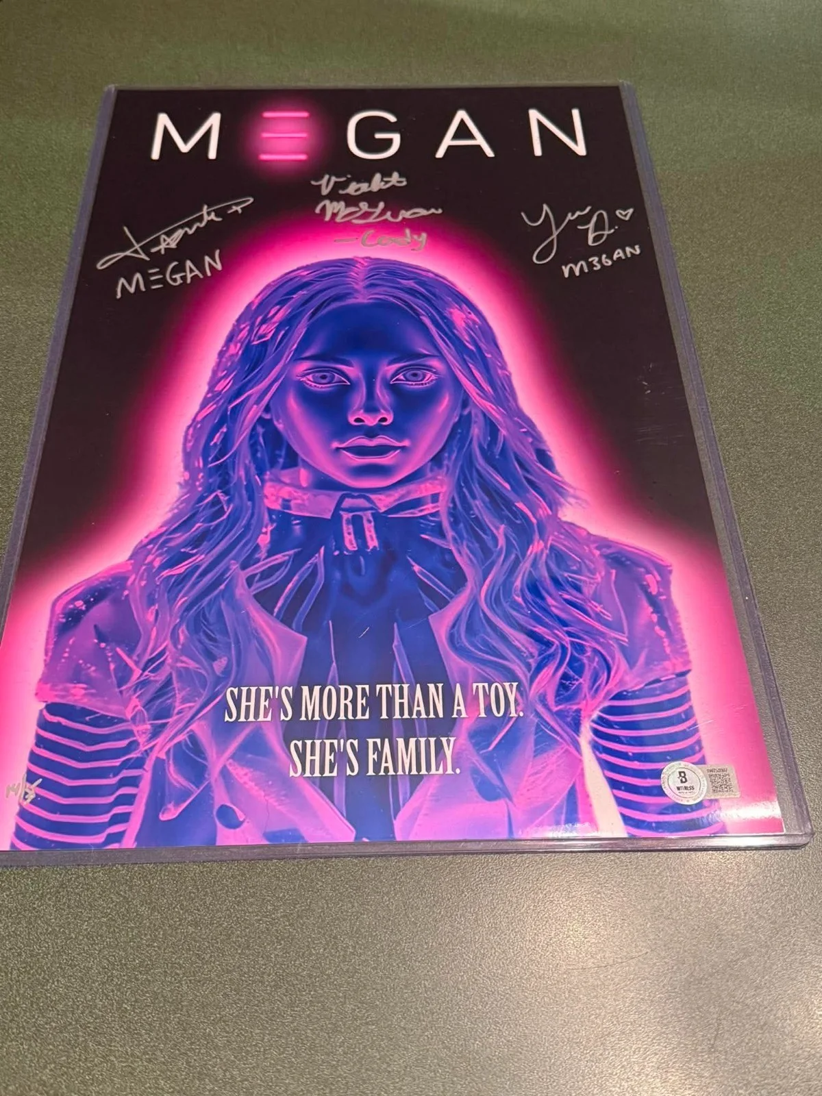Jenna davis violet McGraw and amie donald — M3GAN 11x17 cast signed by: Jenna Davis, Amie Donald & violet McGraw BECKETT-COA