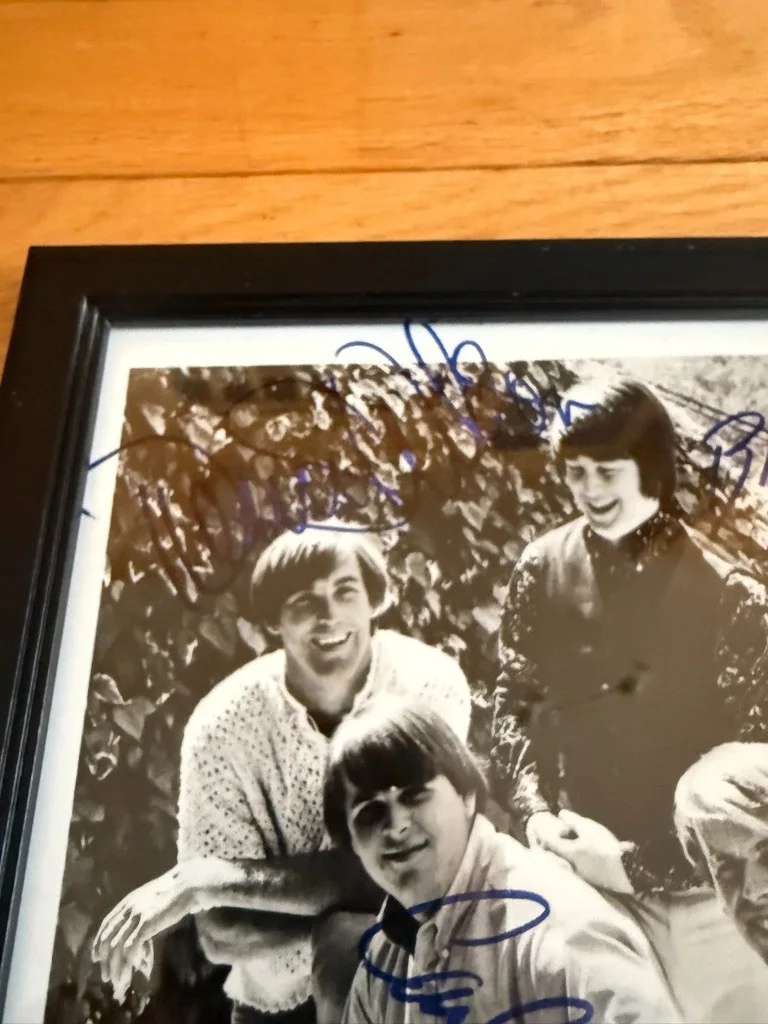 Beach Boys autographed 8x10 Black & White Photo, изображение 2