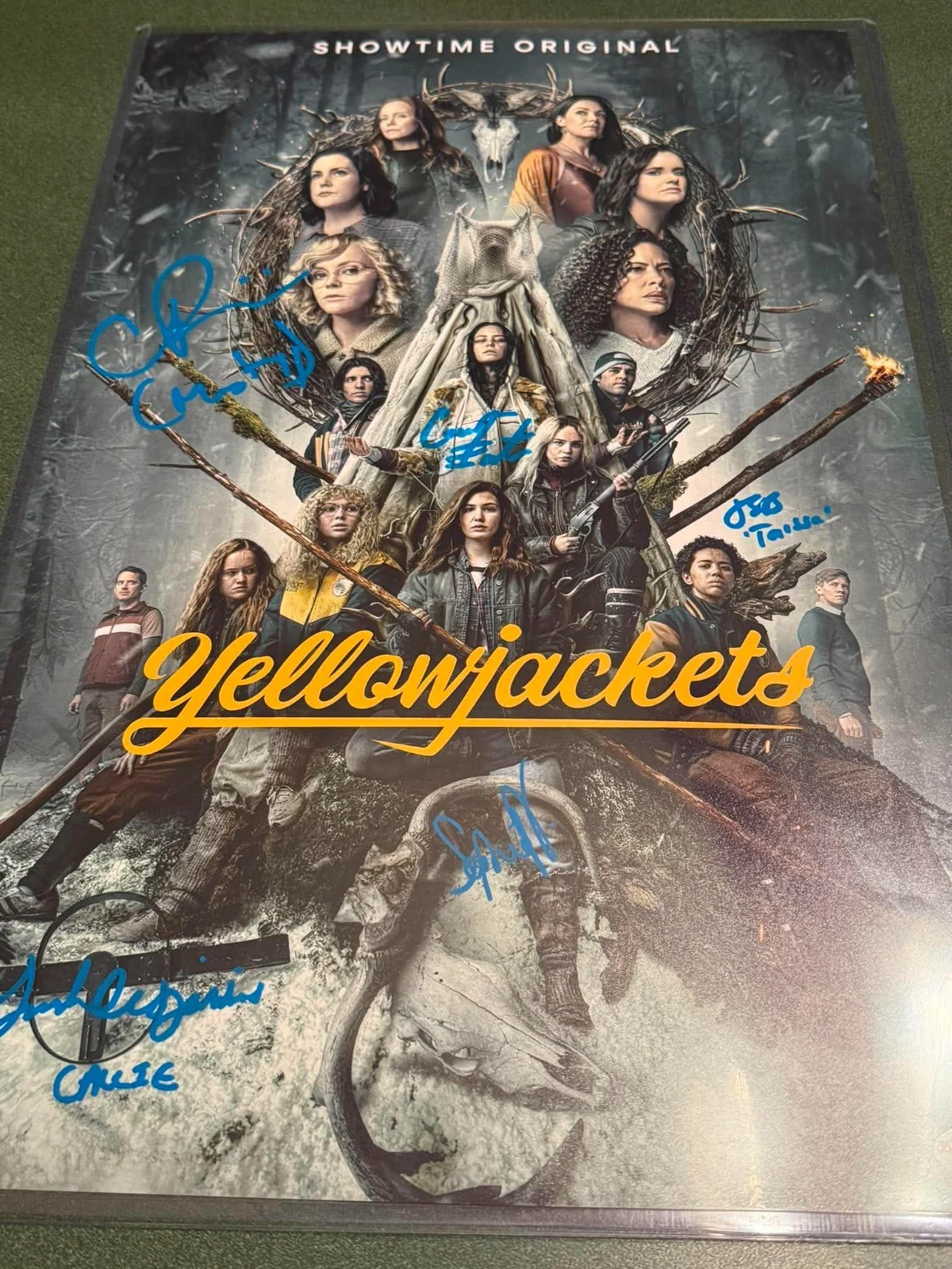Christina Ricci, Courtney Eaton, Sarah Desjardins, Sophie Nelisse — Yellowjackets cast signed 11x17 photo Christina Ricci Desjardins Savoy Brown JSA, изображение 3