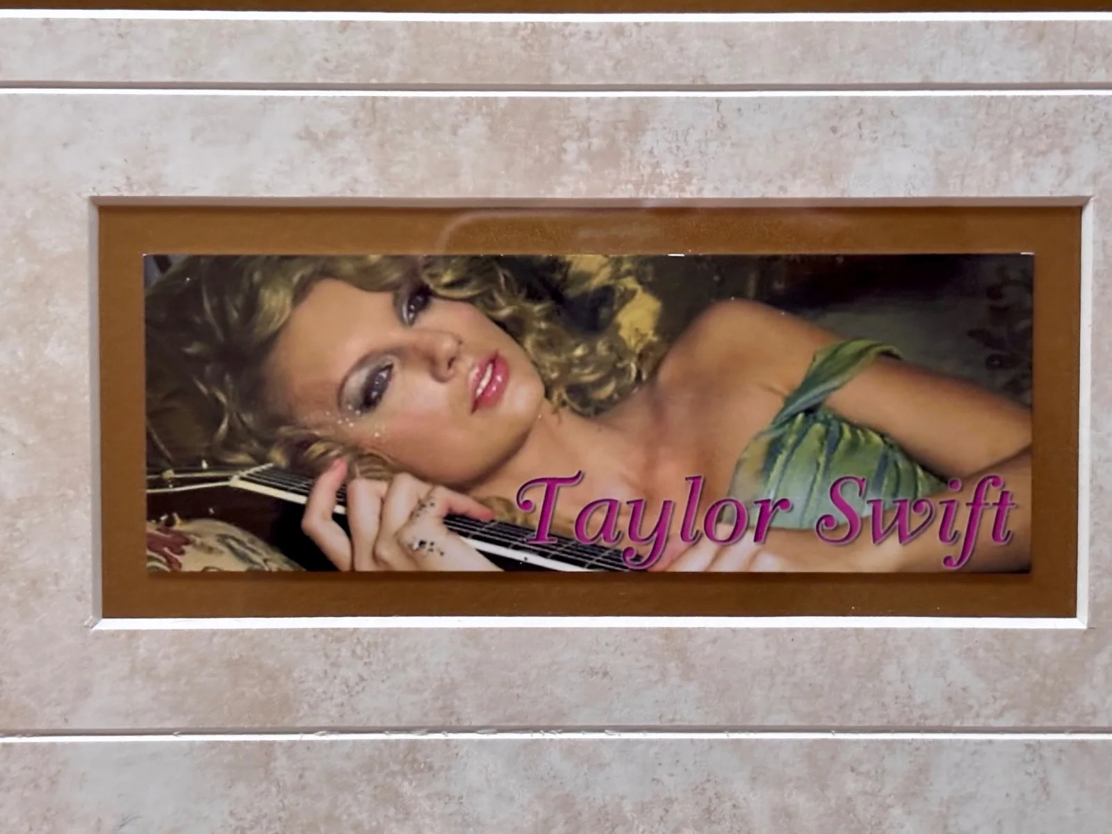 VERY RARE-Autographed Taylor Swift framed poster. 2006 debut album Taylor Swift, изображение 2
