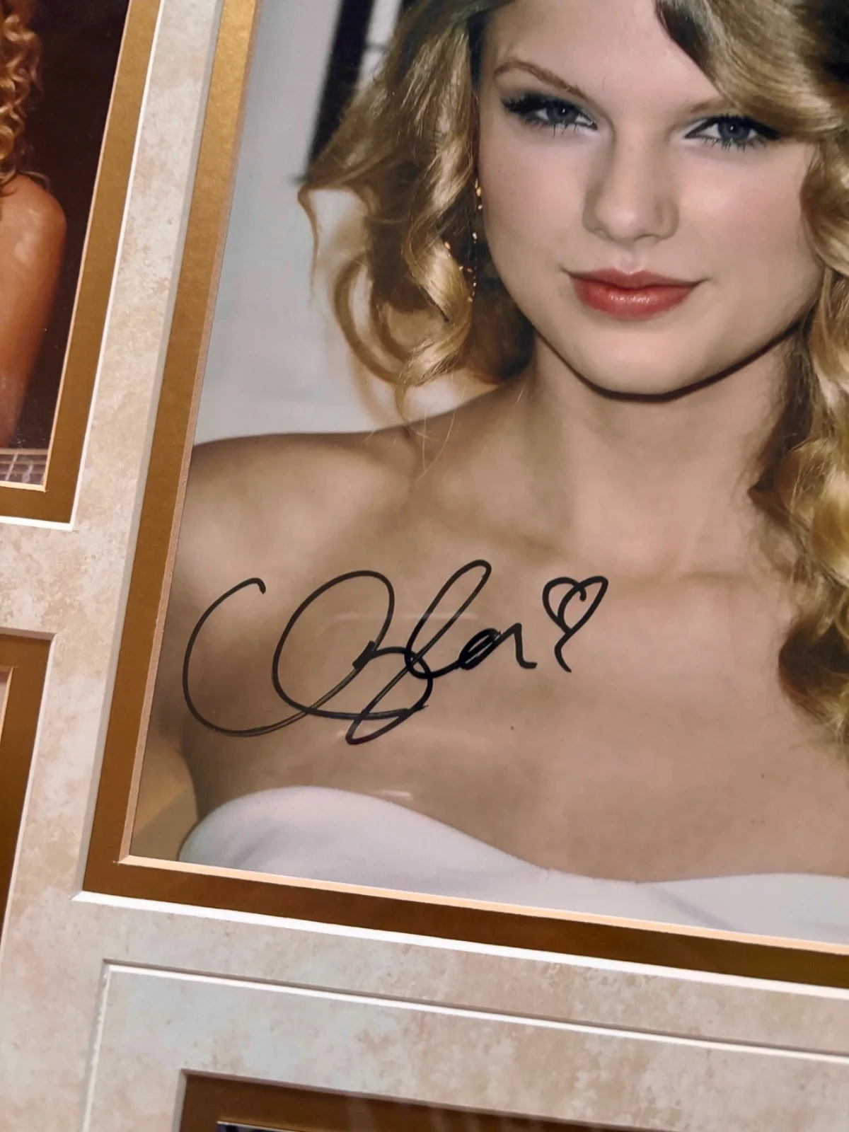 VERY RARE-Autographed Taylor Swift framed poster. 2006 debut album Taylor Swift, изображение 3