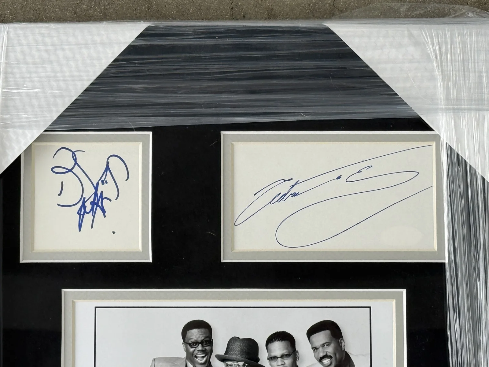 Bernie Mac, D.L. Hughley, Steve Harvey, Cedirc The Entertainer — Bernie Mac Steve Harvey D.L. Hughley Signed Cuts Kings of Comedy Framed JSA, изображение 2