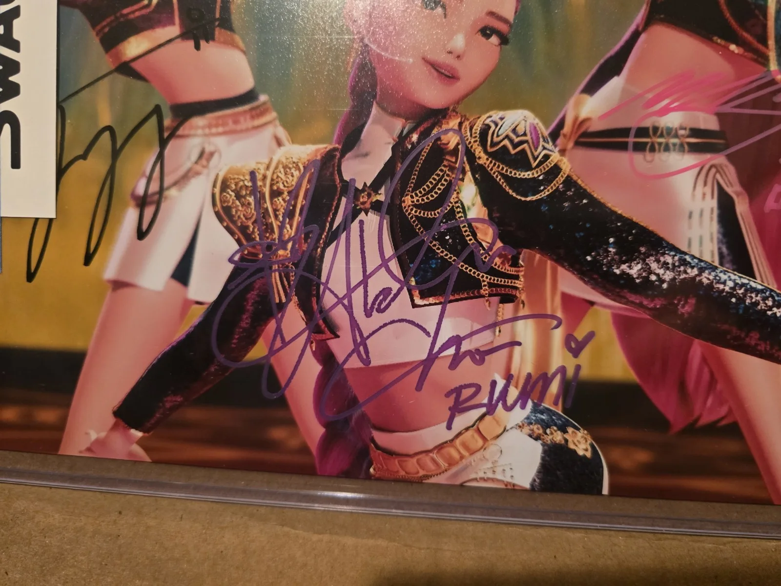 Arden Cho/Ji-young Yoo/May Hong — Arden Cho May Hong Ji-young Yoo Signed AUTO K-Pop Demon Hunters 8x10 SWAU COA, изображение 2