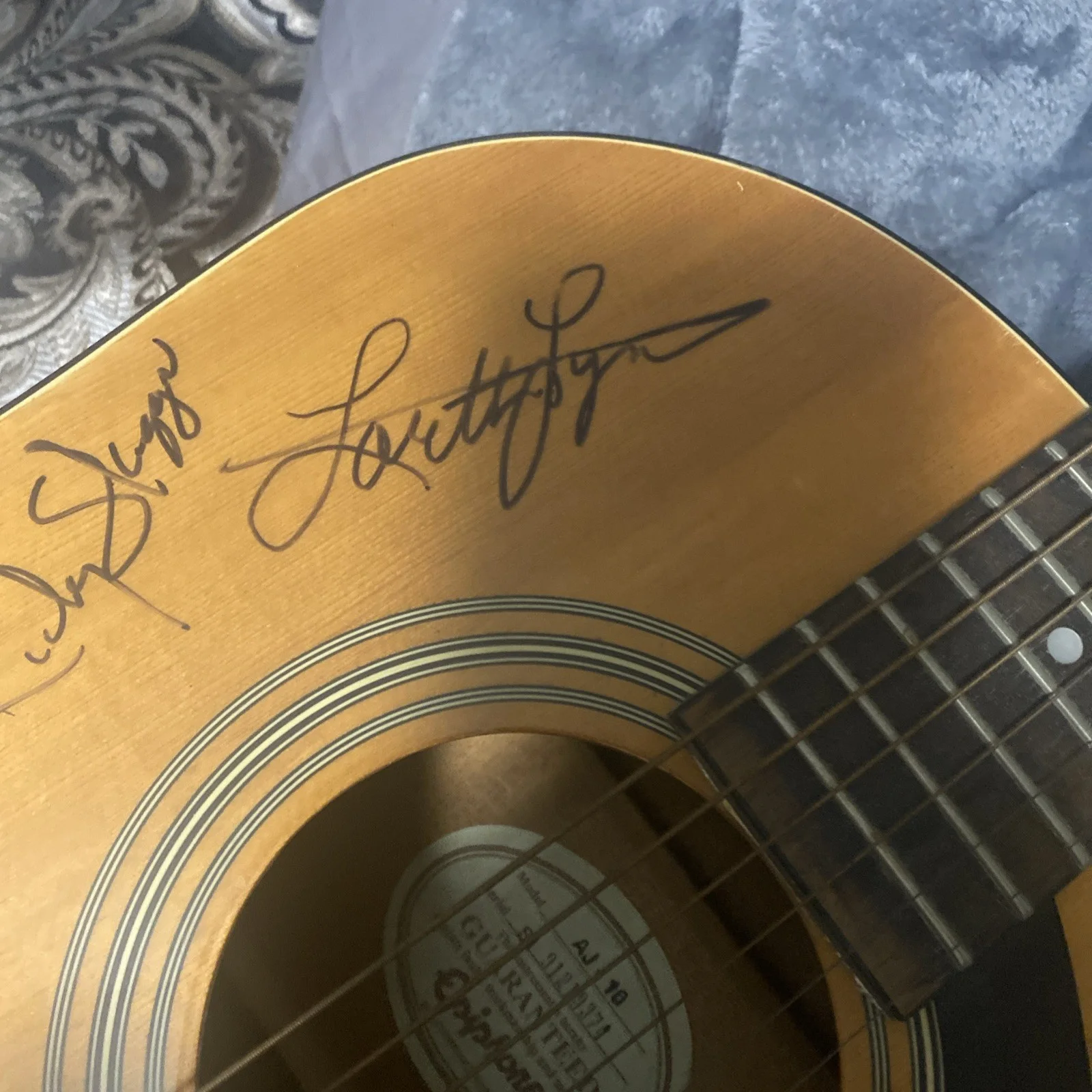 GIBSON SIGNED:W.Jennings,Loretta Lynn,Martina McBride,Ricky Skaggs,R.Milsap,Gill, image 3