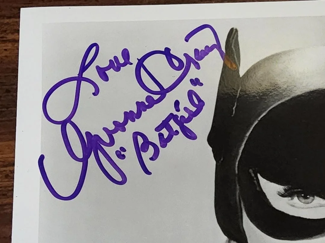 Yvonne Craig — YVONNE CRAIG "BATGIRL" HAND SIGNED 1966 BATMAN TV SHOW B&W 8X10 PHOTO JSA COA, изображение 2