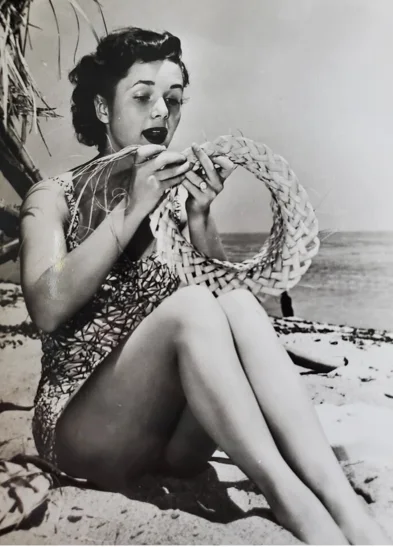 DEBBIE REYNOLDS - 2 VINTAGE ORIGINAL 1950s SWIMSUIT / PORTRAIT PHOTOS BY MGM, изображение 2