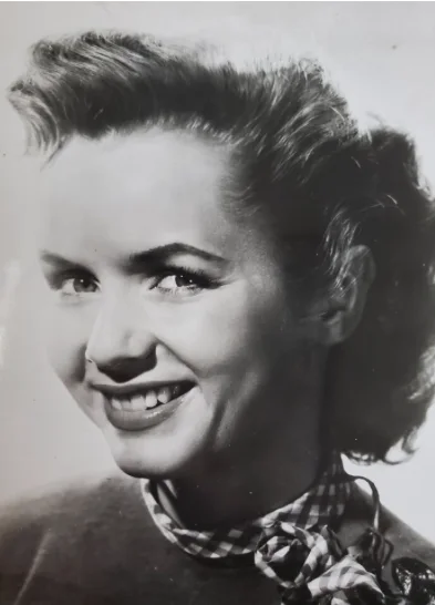 DEBBIE REYNOLDS - 2 VINTAGE ORIGINAL 1950s SWIMSUIT / PORTRAIT PHOTOS BY MGM, изображение 3