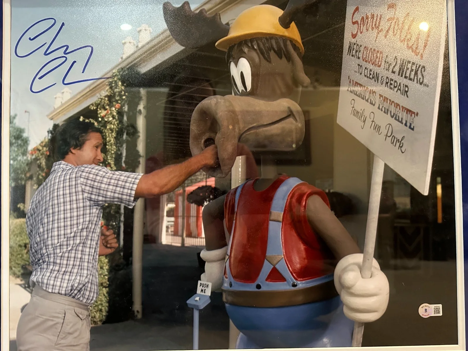 Chevy Chase — Chevy Chase Vacation Moose Punch 22x26 Photo Hand Signed Autograph PSA COA, изображение 3