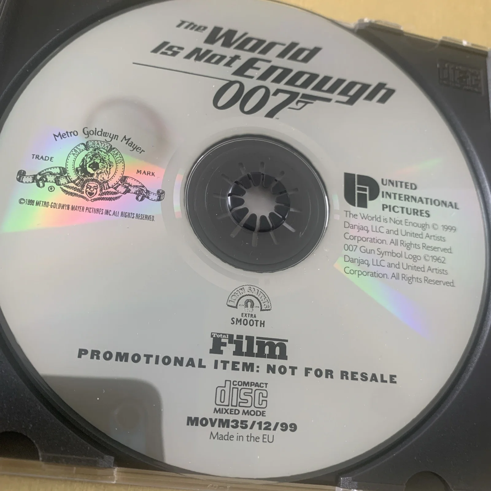 The World Is Not Enough OO7 CD-ROM Promo Pierce Brosnan Screensaver James Bond, image 2