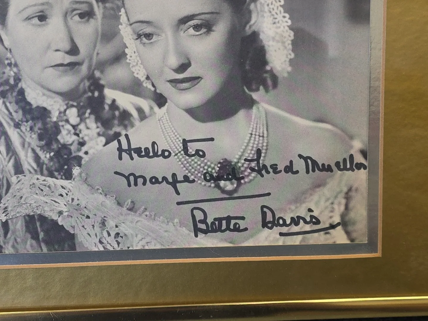 Bette Davis — BETTE DAVIS Signed 7x8 Vintage Framed Photo Autograph, image 2