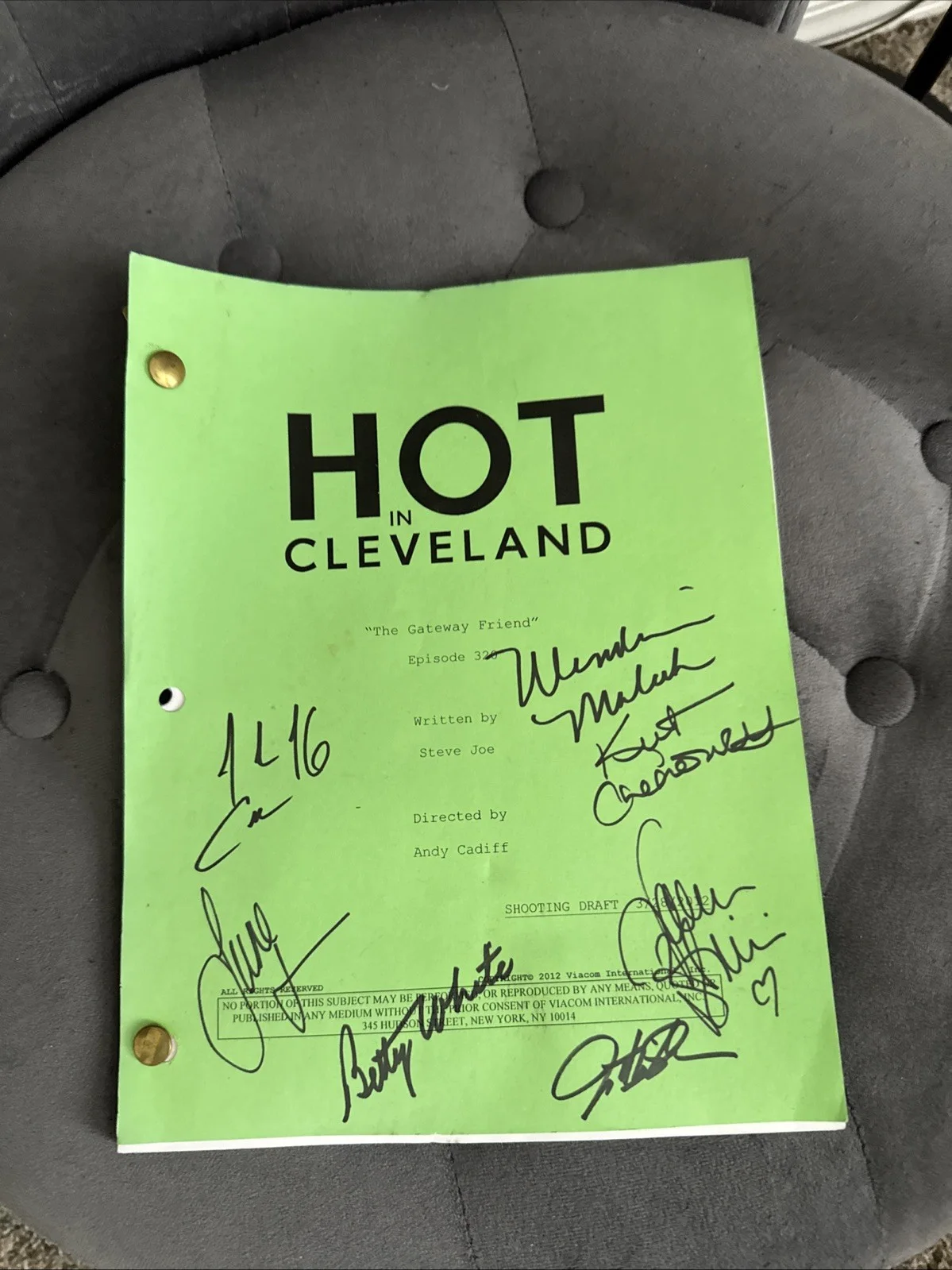 Hot In Cleveland The Getaway Friend Ep 320 Signed Script Signed By Betty White, image 2