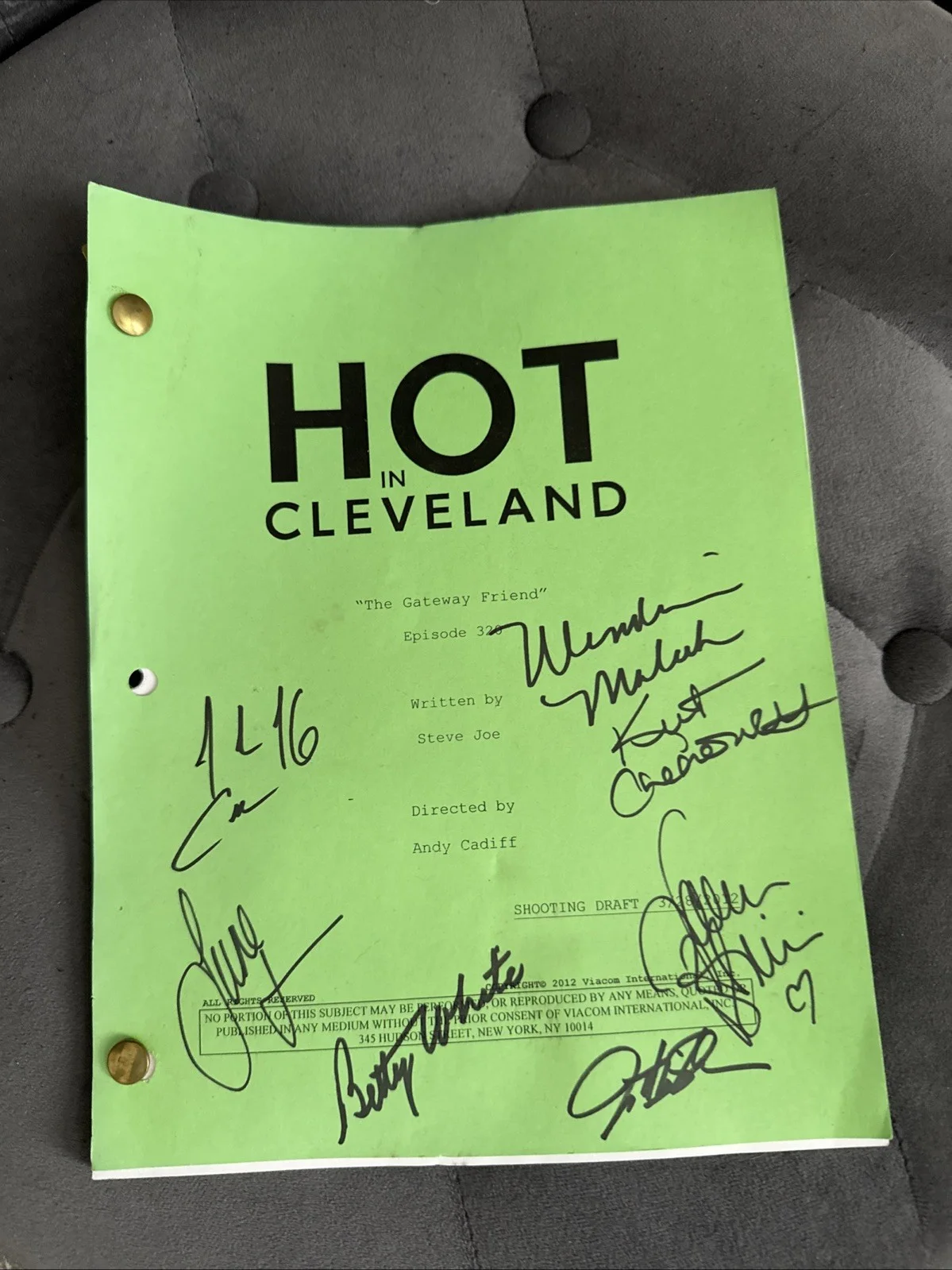 Hot In Cleveland The Getaway Friend Ep 320 Signed Script Signed By Betty White, image 3