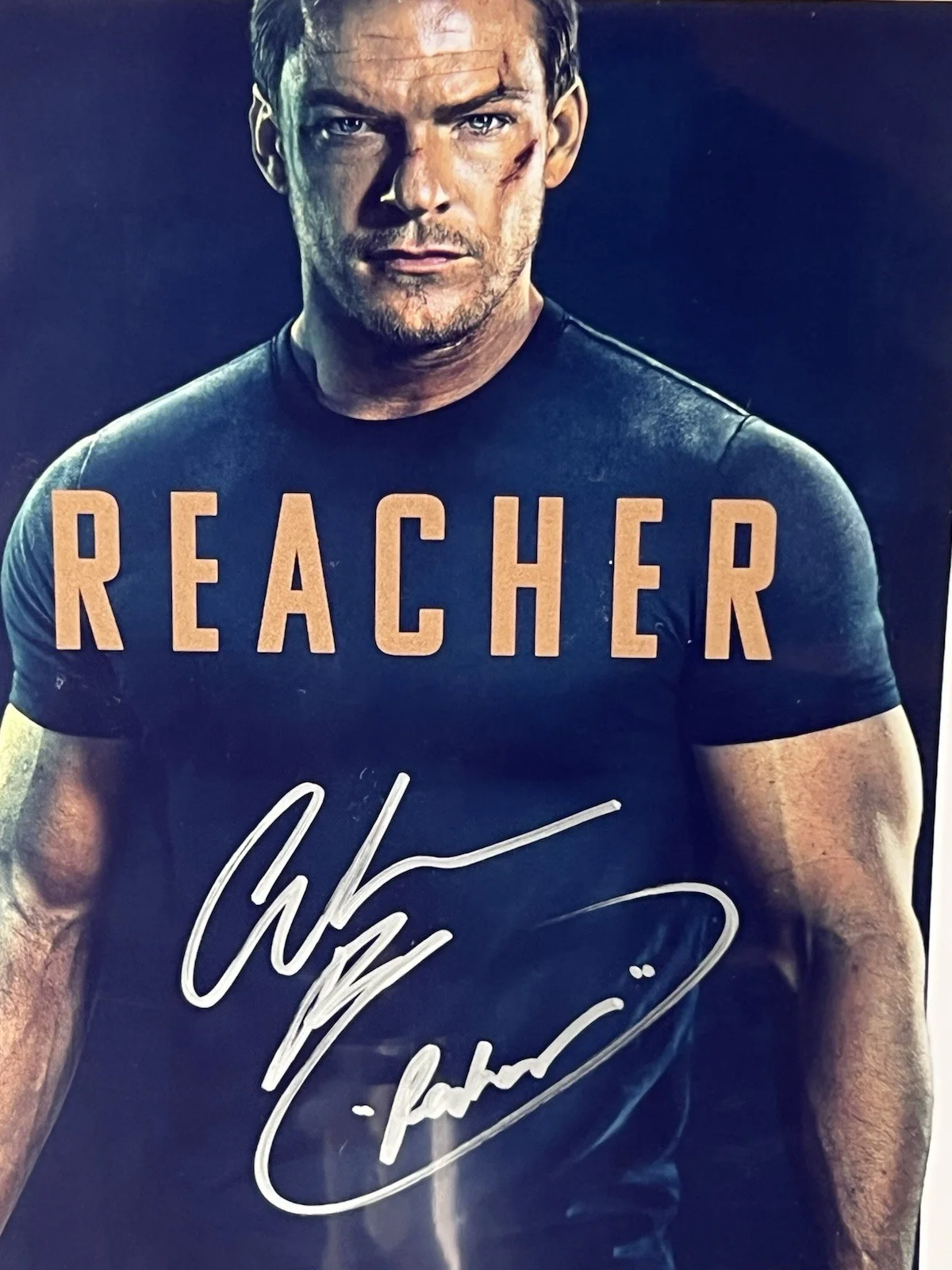 Alan Ritchson — Alan Ritchson Signed 8.5x11 “Reacher” Photo – Silver Autograph w/ COA, image 2