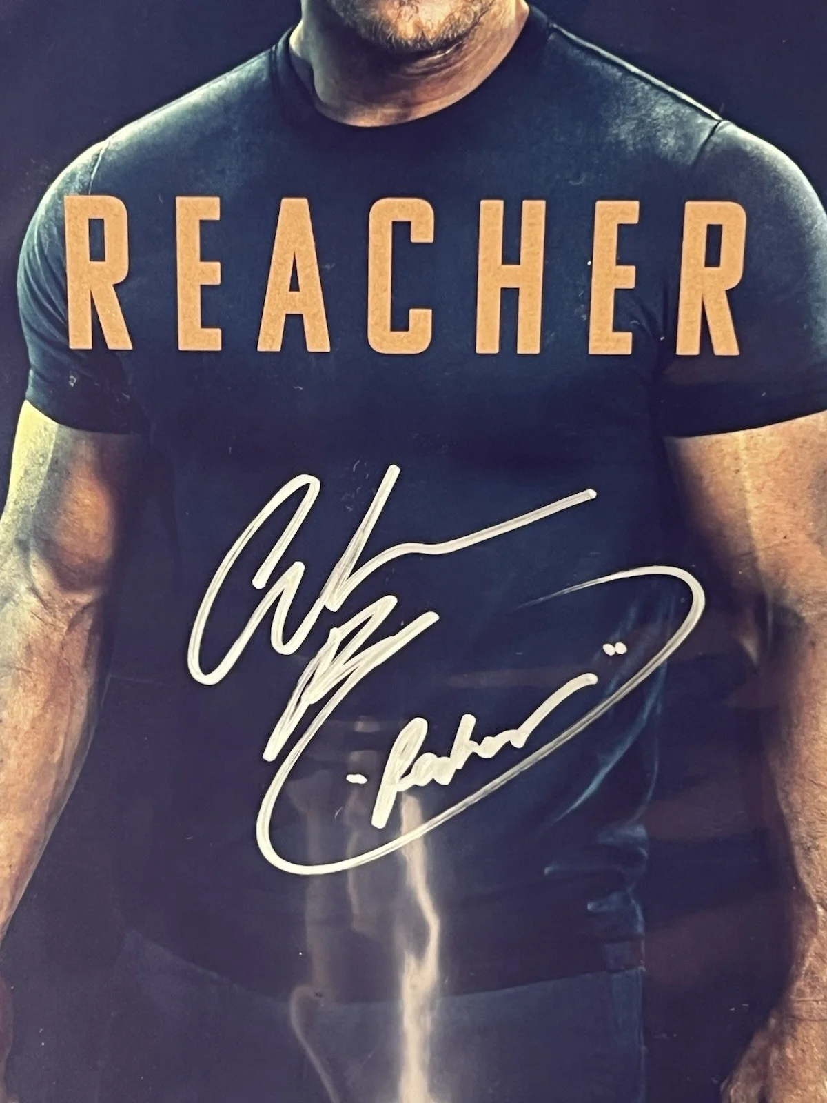 Alan Ritchson — Alan Ritchson Signed 8.5x11 “Reacher” Photo – Silver Autograph w/ COA, image 3