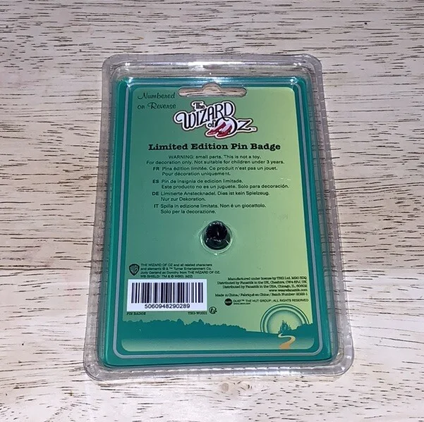 The Wizard Of Oz Cowardly Lion Courage Medal Limited Edition Pin Badge Fanattik, изображение 2