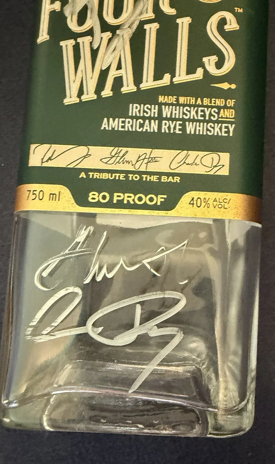 Glenn Howerton, Charlie Day — ROB MCELHENNEY GLENN HOWERTON CHARLIE DAY Signed Four Walls Whiskey Bottle, изображение 2