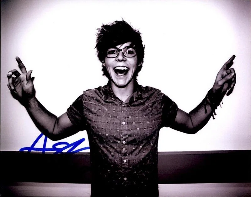 Ashton Irwin — Ashton Irwin 5SOS Authentic signed rock 8x10 photo W/Cert Autographed A1