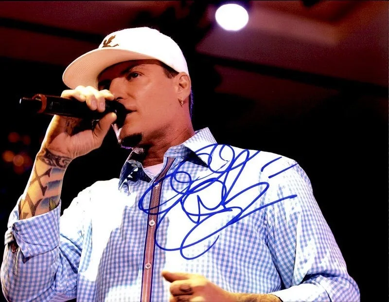Vanilla Ice — Vanilla Ice authentic signed RAPPER 10x15 photo W/ Certificate Autographed (B27)