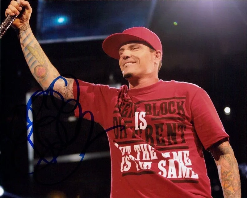 Vanilla Ice — Vanilla Ice authentic signed RAPPER 8x10 photo W/ Certificate Autographed (A14)