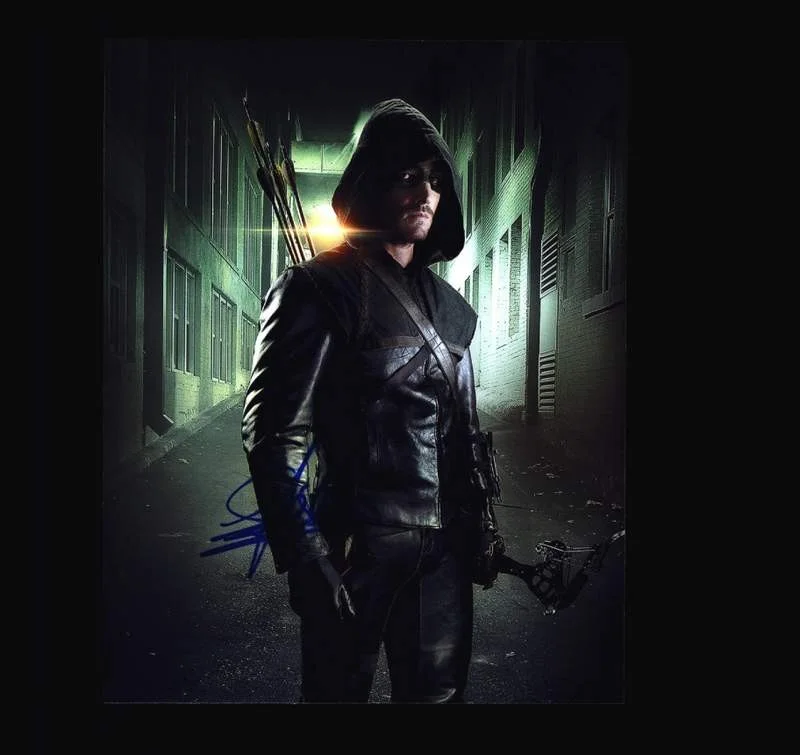 Stephen Amell — Stephen Amell signed celebrity 8x10 photo W/Cert Autograph 0701