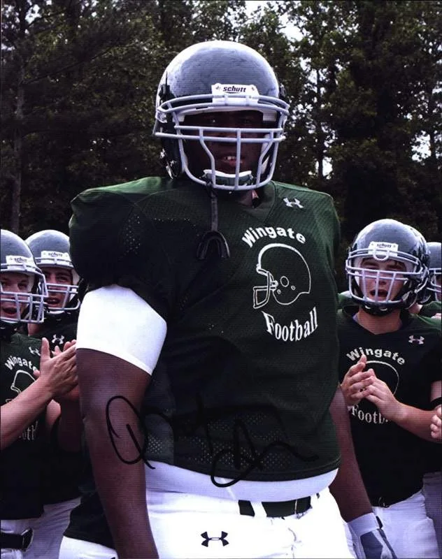 Quinton Aaron — Quinton Aaron signed celebrity 8x10 photo W/Cert Autograph 0566
