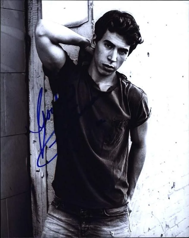 Jordan Gavaris — Jordan Gavaris signed celebrity 8x10 photo W/Cert Autograph 0382