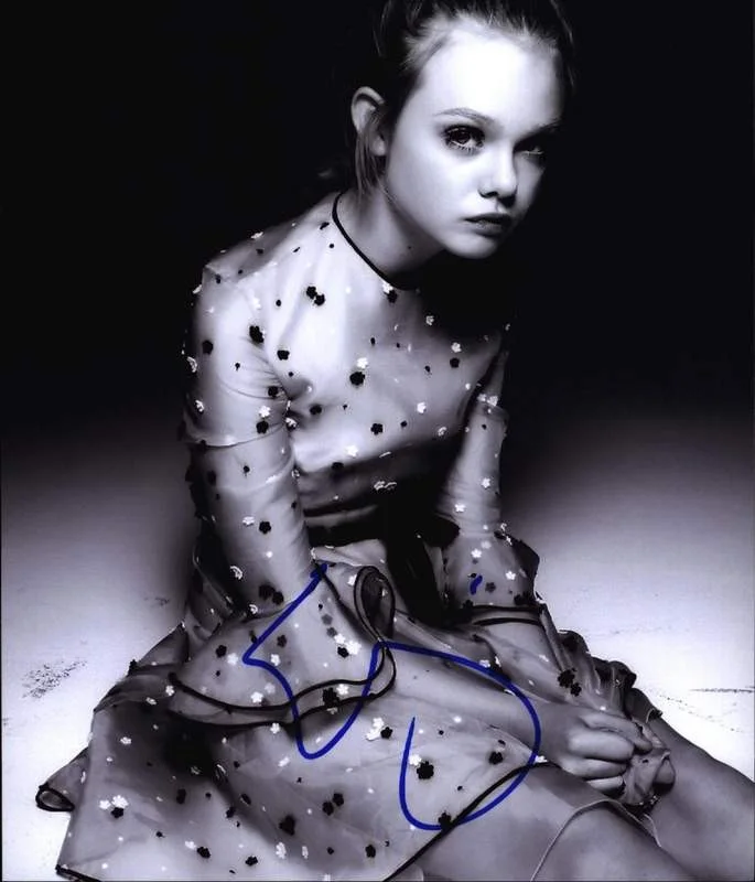 Elle Fanning — Elle Fanning authentic signed celebrity 8x10 photo W/Cert Autographed A0001