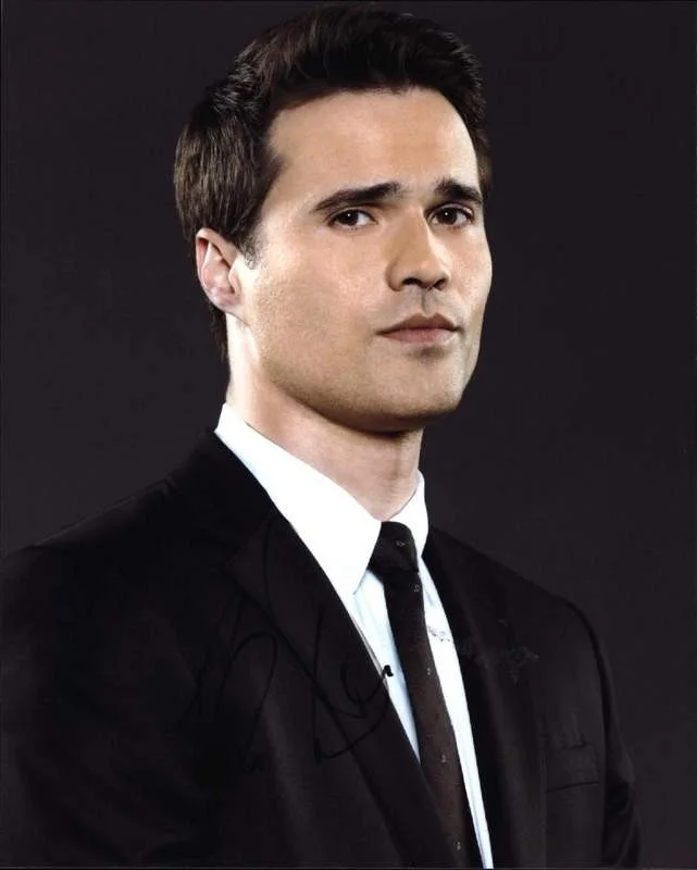 Brett Dalton — Brett Dalton signed celebrity 8x10 photo W/Cert Autograph 0070