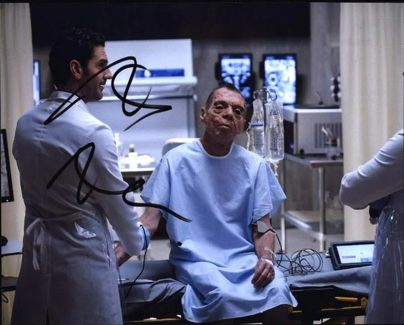 Aaron Abrams — Aaron Abrams signed celebrity 8x10 photo W/Cert Autograph 0004