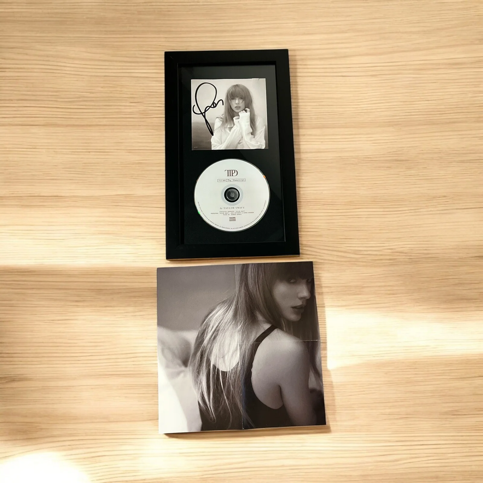 SIGNED FRAMED TAYLOR SWIFT AUTOGRAPHED TTPD TORTURED POETS PHOTO CD & Poster, изображение 2