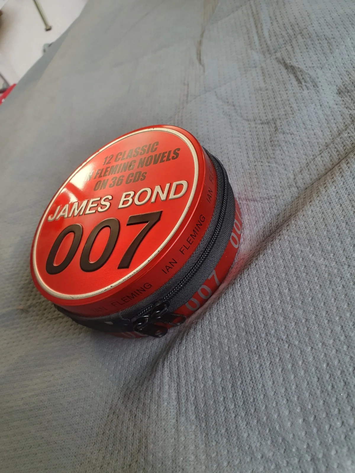 007 James Bond 36 Disk Novel In Metal Case, image 2